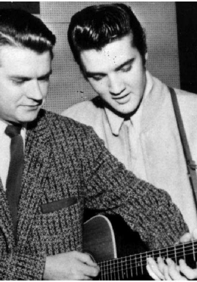 Elvis Presley: cada día se contonea mejor