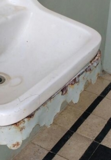 Los baos no alcanzan para los chicos.