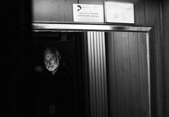 Detalle de la foto de Yaco en el ascensor, por Leo Mirvois. Mir� la secuencia.