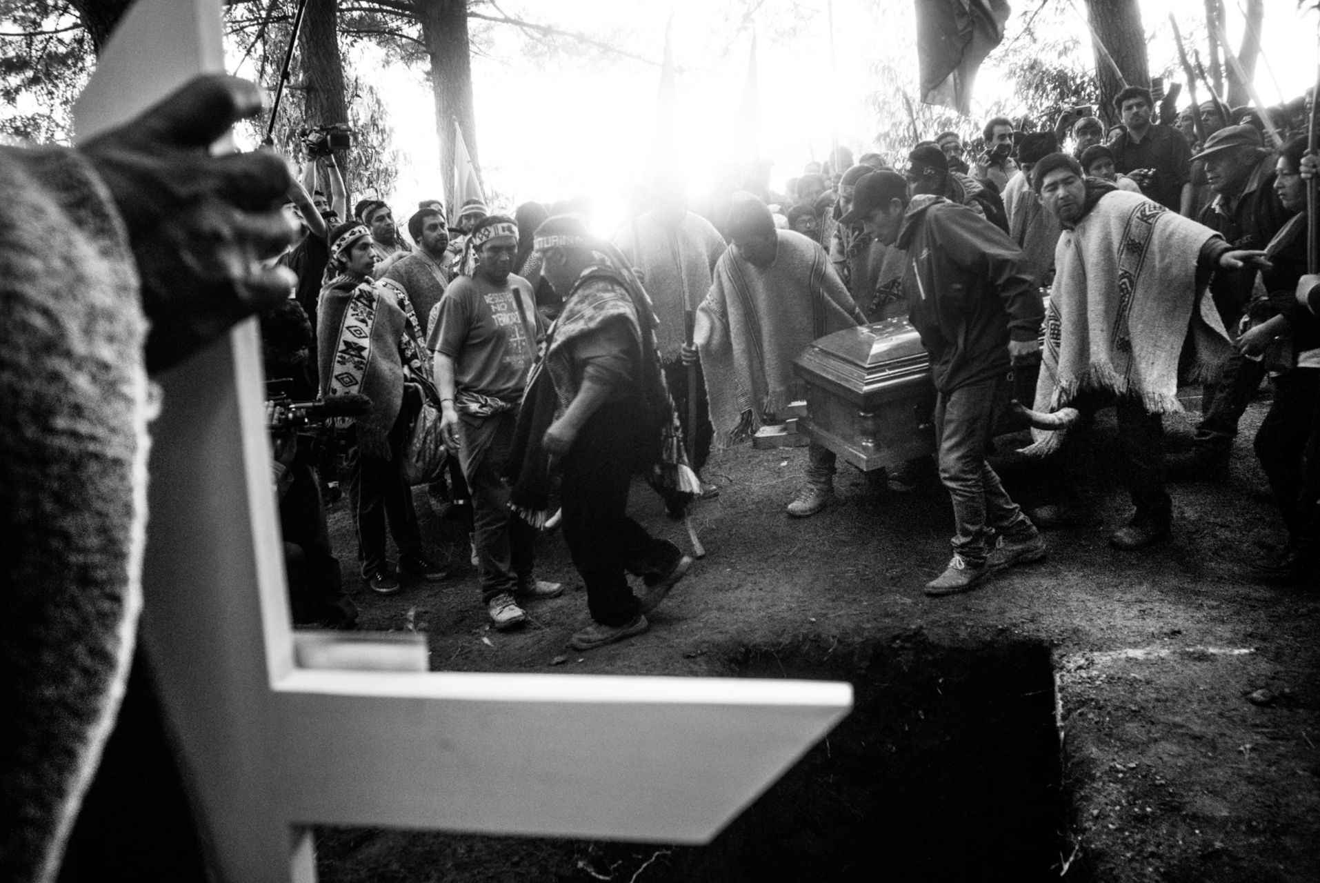 Miles de personas y decenas de referentes mapuche de diferentes comunidades se congregaron durante tres días en Temucuicui para despedir a Camilo Catrillanca, que manejaba un tractor cuando recibió un balazo por la nuca.
Foto: Pablo Piovano