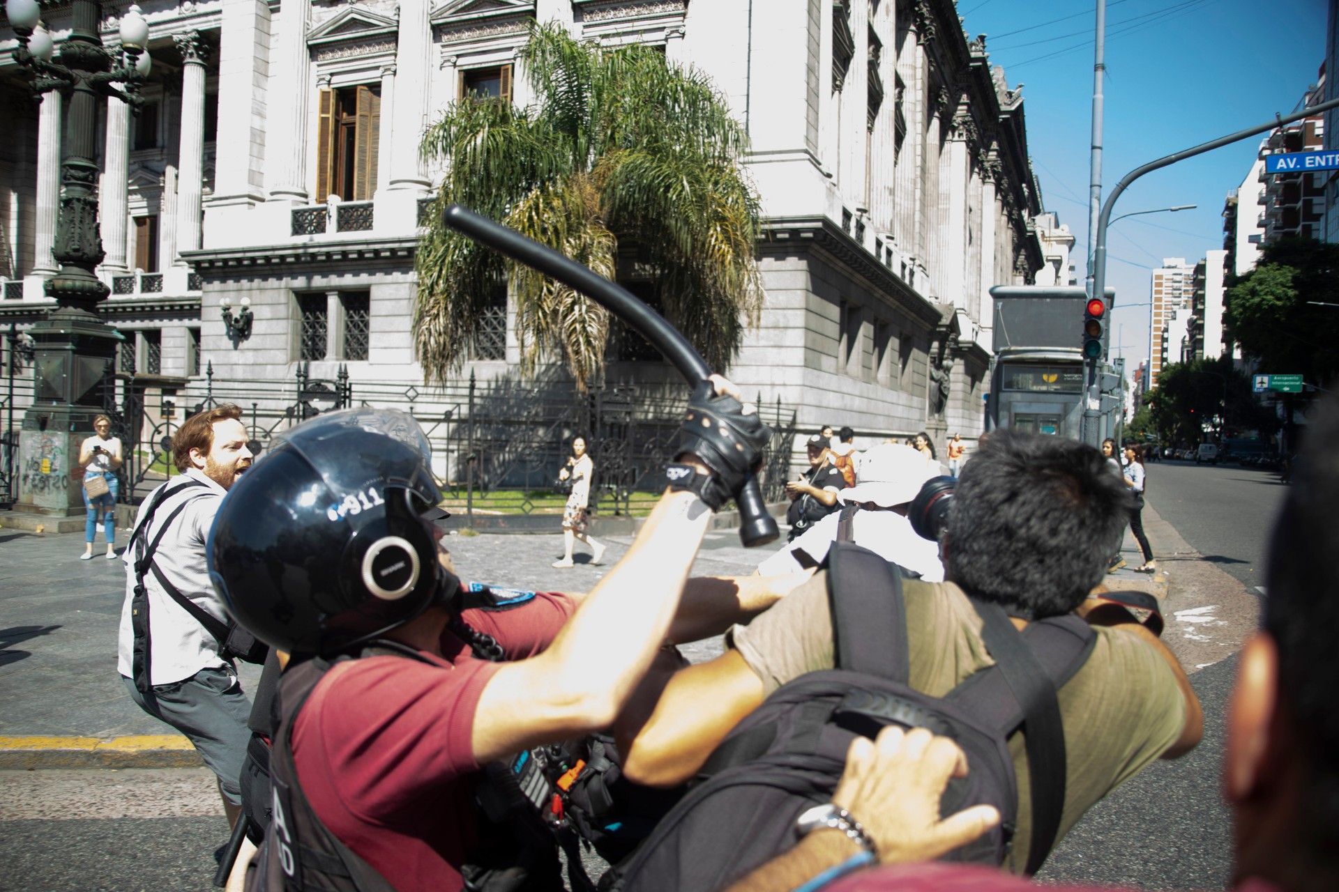 La policía golpea a Juan Pablo Barrientos Foto: Matías Baglietto