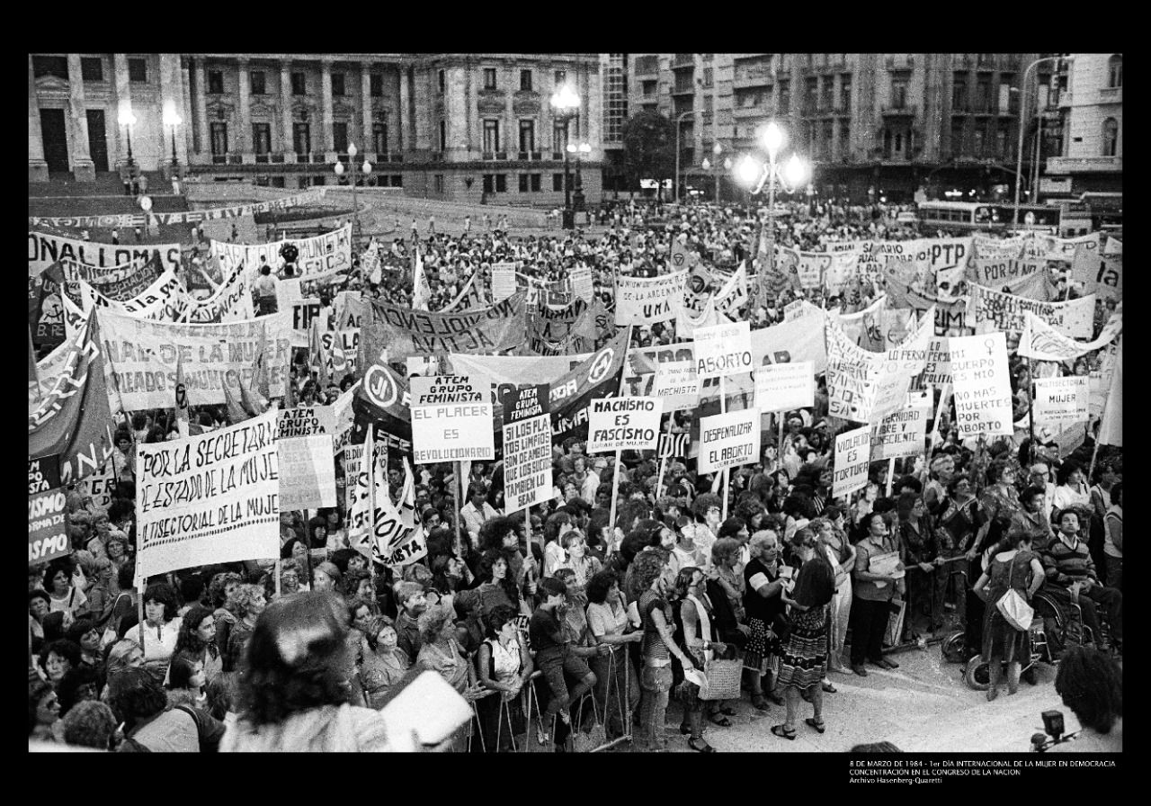1º Día Internacional de la Mujer en Democracia frente al Congreso de la Nación. Ciudad de Buenos Aires, 8 de marzo de 1984. Autora: Mónica Hasenberg