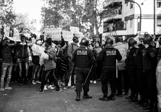 'Los chorros son los policías que nos roban la mercadería y nos golpean'