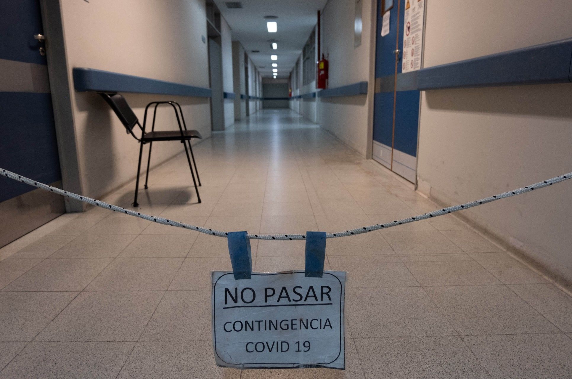 Los pasillos de los hospitales, un territorio cada vez más hostil para quienes los transitan a diario / Foto: Télam
