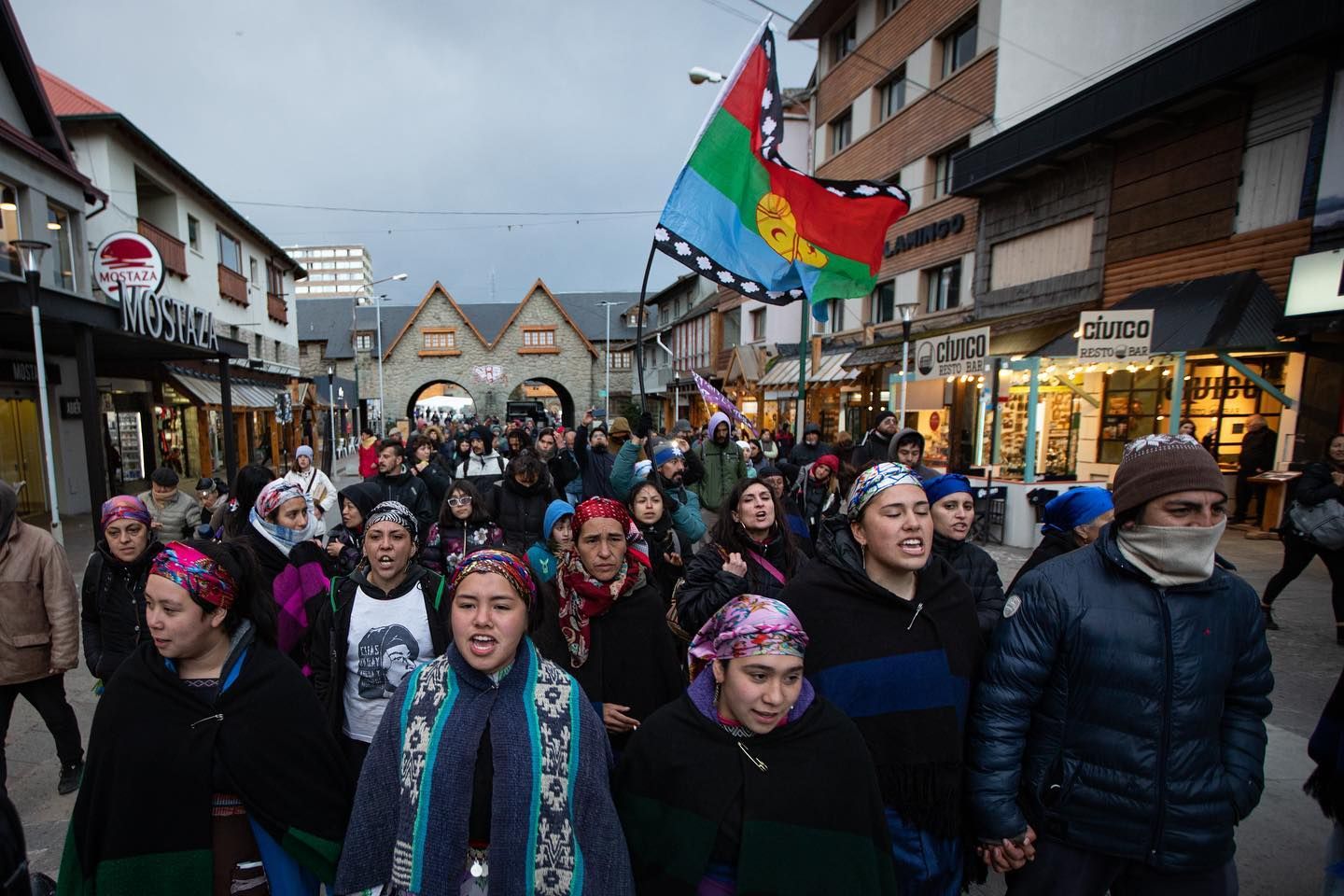 Protesta en el centro de Bariloche por la liberación de las mujeres detenidas (Foto: Eugenia Neme).
