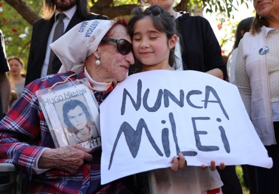 La madre Elia Espen, junto a una ni�a en la ronda de los jueves en Plaza de Mayo, a d�as del ballotage. 

Foto: Rodrigo Ruiz