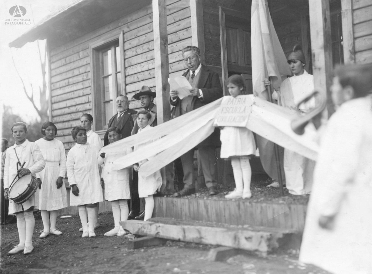 Emilio Frey en 1932, antes de asumir como intendente del Parque Nacional Nahuel Huapi, en Villa La Angostura. Crédito: Colección Capraro en Archivo Visual Patagónico.