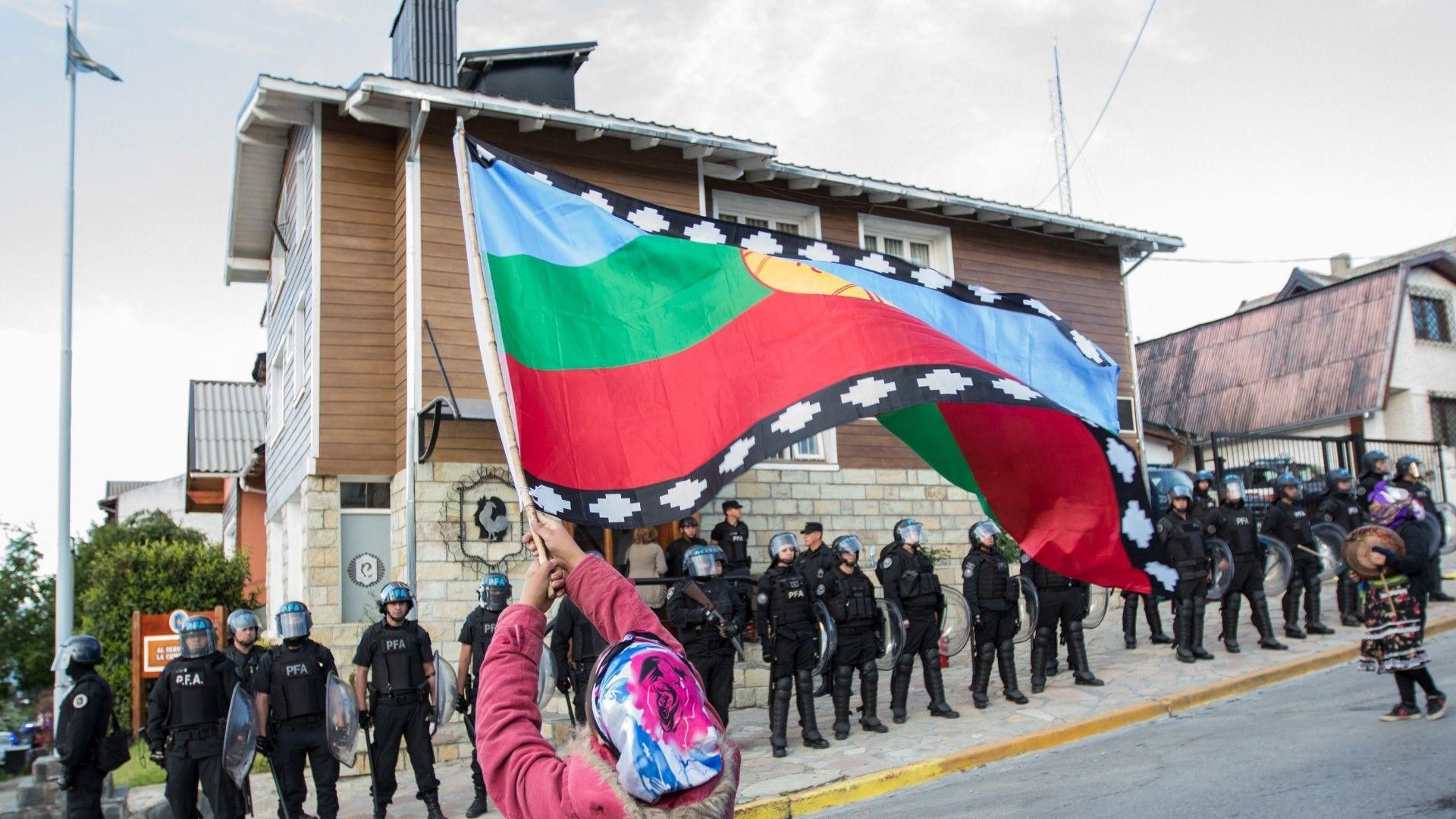 La gran deuda originaria de la democracia