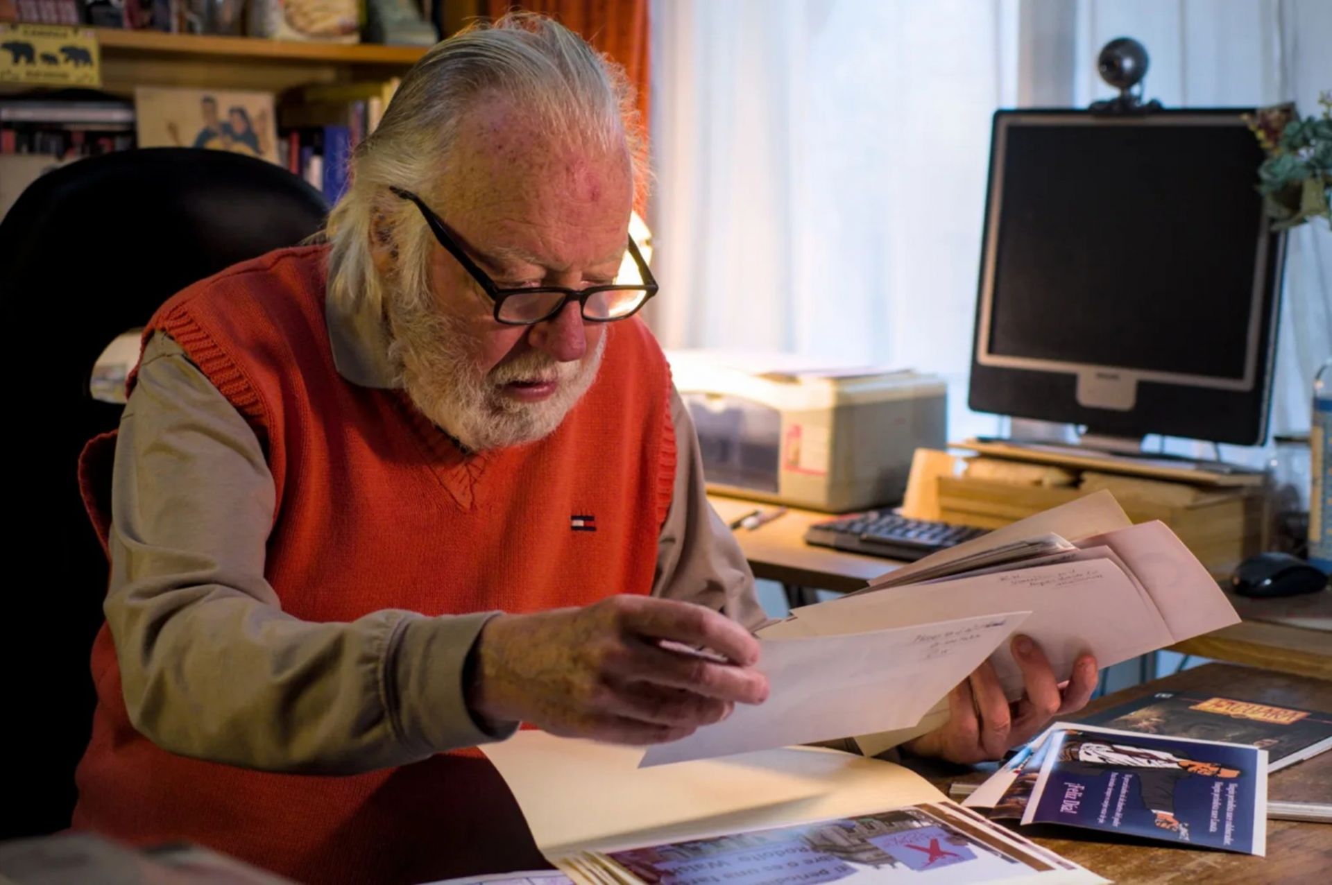 Roberto Baschetti revisa fotografías y publicaciones de diversas épocas sobre Rodolfo Walsh en su oficina en Bella Vista, Provincia de Buenos Aires, Argentina.