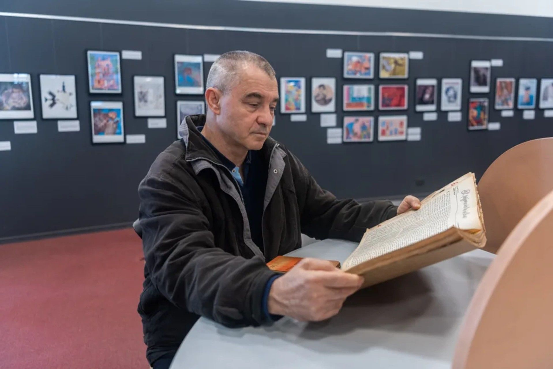 Raúl Horacio Campodónico revisa viejas revistas “El Hogar”, en la Biblioteca del Congreso de la Nación, donde encontraría el cuento “El pájaro de las islas” de Rodolfo Walsh.