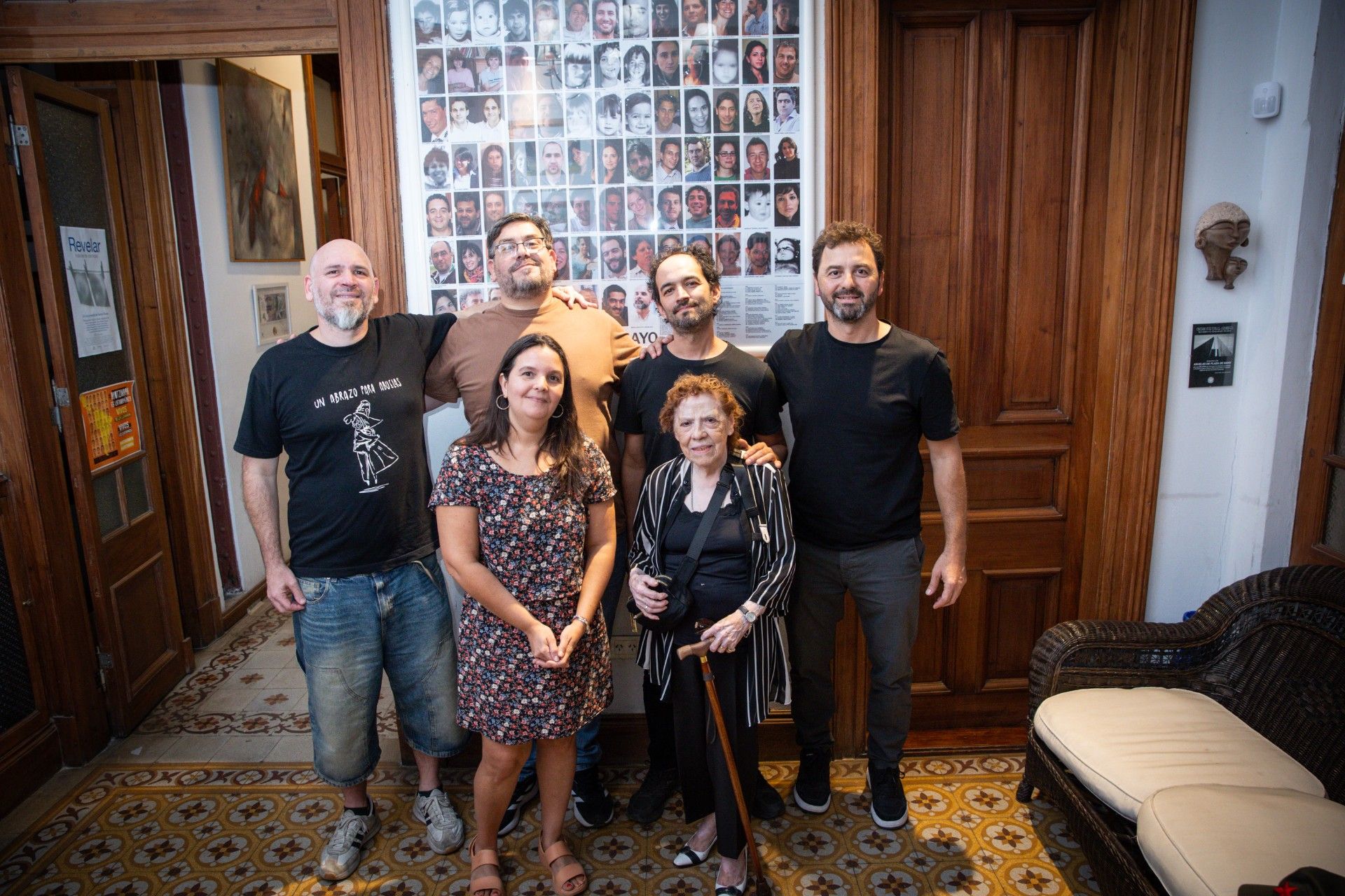 Atrás: Esteban Herrera Simerman, Guillermo Pérez Roisinblit (nieto 68), Guillermo Amarilla Molfino (nieto 98) y Leonardo Fossati Ortega (nieto 81). Adelante: María José Lavalle Lemos (nieta 38) y Buscarita Roa (vice de Abuelas).